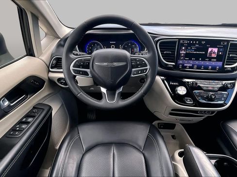 Used 2023 Chrysler Pacifica Touring-L FWD image 6