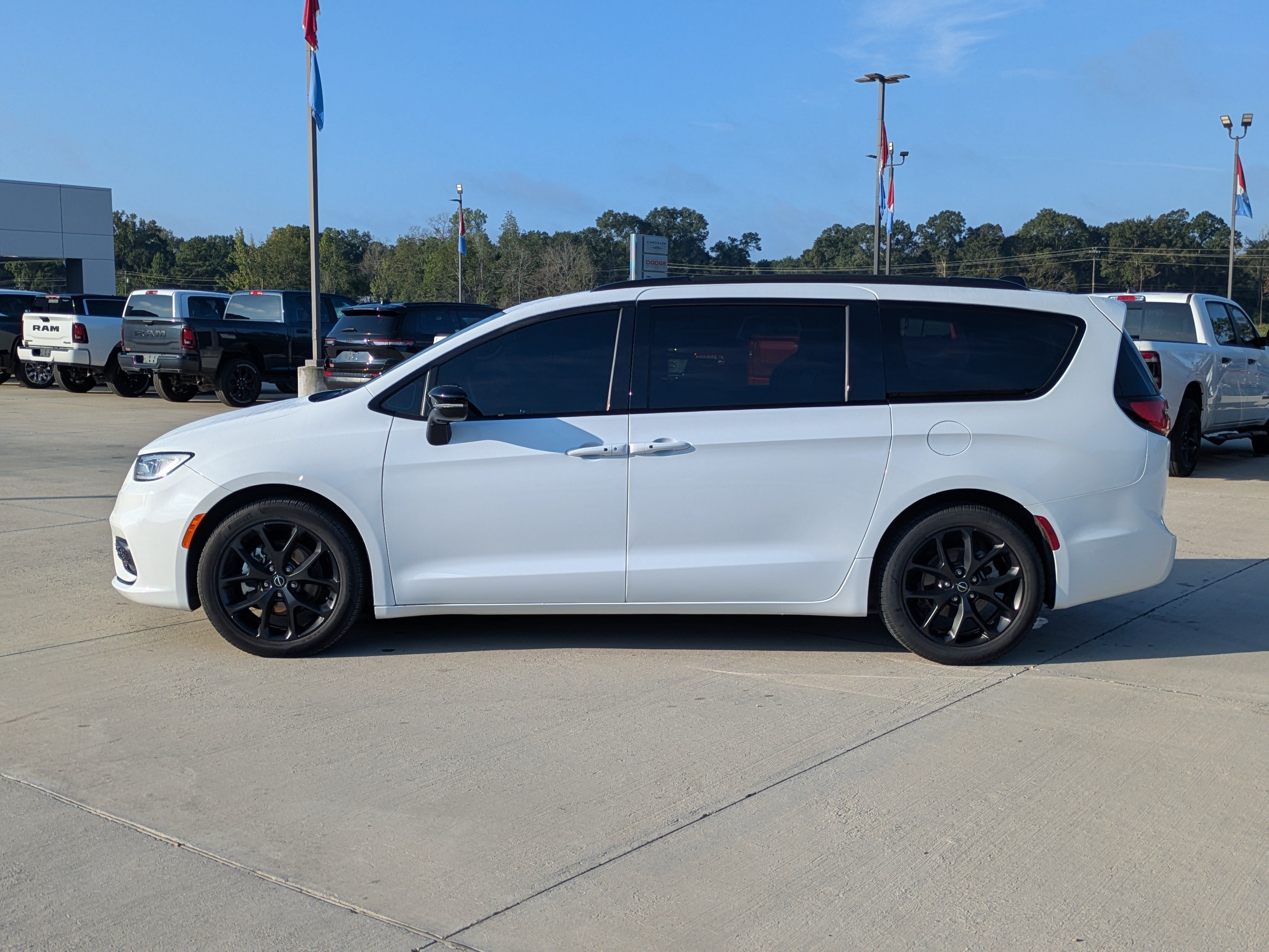 Used 2026 Chrysler Pacifica Limited w/ S Appearance Package FWD image 2