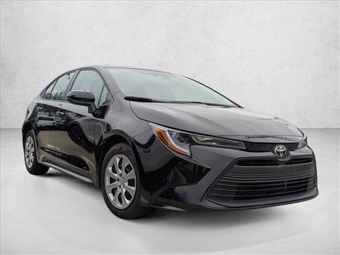 Used 2023 Toyota Corolla LE image 3