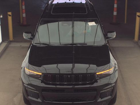 Used 2024 Jeep Grand Cherokee L Limited w/ Luxury Tech Group II image 3