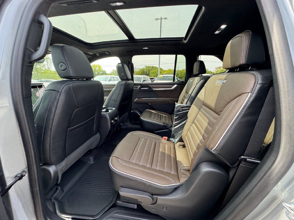 New 2027 GMC Acadia Denali Ultimate w/ LPO, Floor Liner Package AWD/4WD image 21
