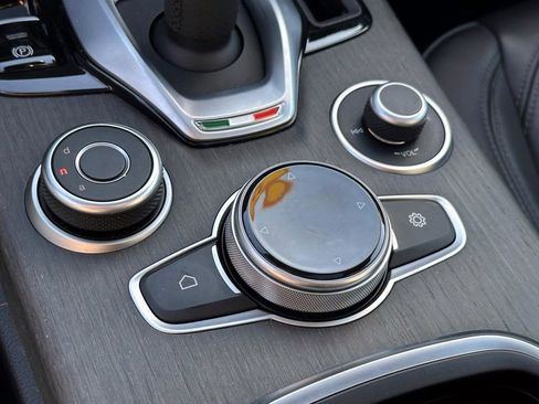 Used 2022 Alfa Romeo Stelvio Ti image 33