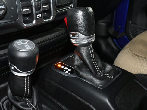 Used 2018 Jeep Wrangler Unlimited Sahara AWD/4WD image 39