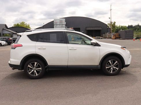 Used 2018 Toyota RAV4 XLE AWD/4WD image 4
