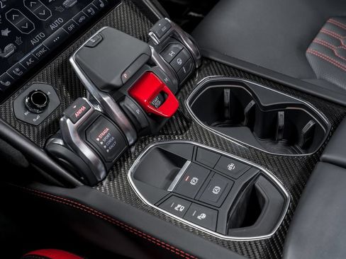 Used 2024 Lamborghini Urus Performante AWD/4WD image 30