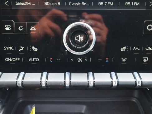 Used 2025 GMC Acadia Elevation image 22