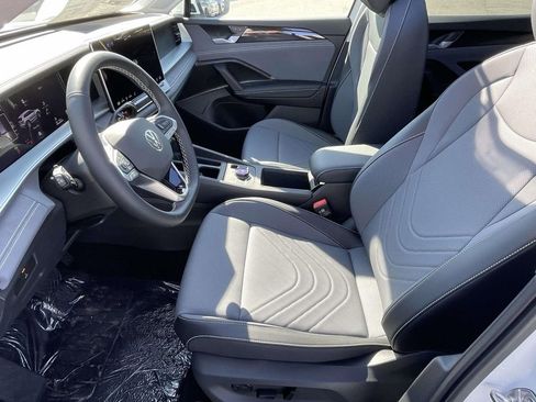 New 2026 Volkswagen Tiguan SE FWD image 14