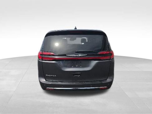 Used 2023 Chrysler Pacifica Touring-L FWD image 4