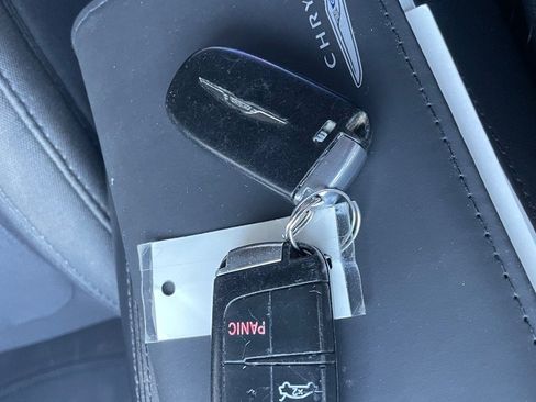 Used 2016 Chrysler 200 Limited image 4