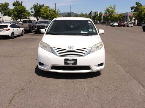 Used 2015 Toyota Sienna LE FWD image 2