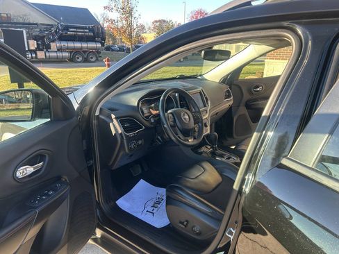 Used 2019 Jeep Cherokee Trailhawk w/ Cold Weather Group image 15