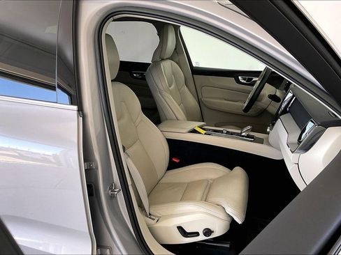 Used 2023 Volvo XC60 B5 Ultimate w/ Climate Package image 11