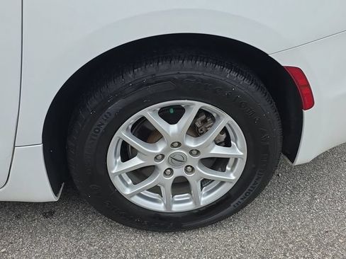 Used 2021 Chrysler Pacifica Touring-L FWD image 34