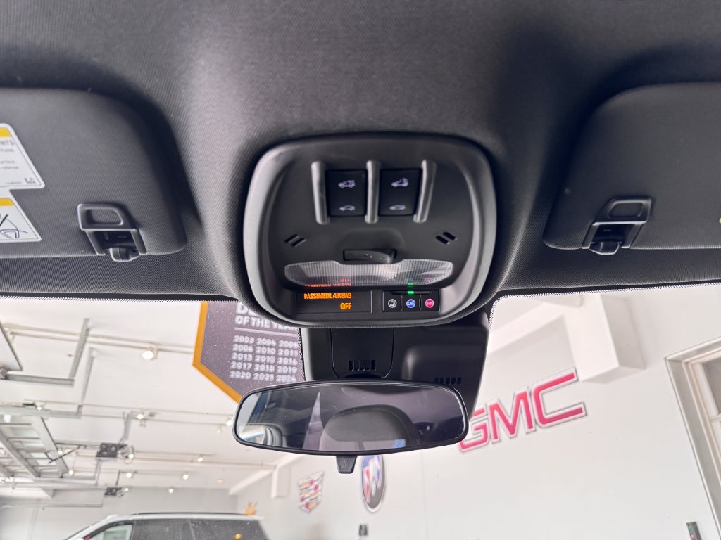Used 2025 Chevrolet Trax RS w/ Sunroof Package FWD image 26