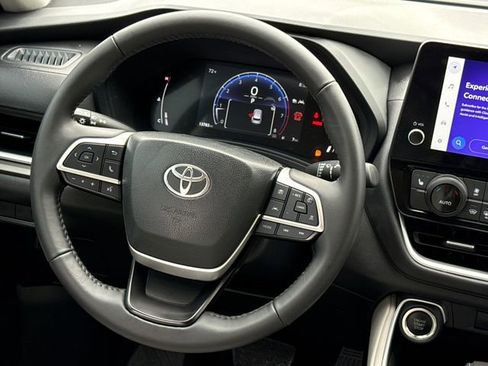 Used 2025 Toyota Grand Highlander AWD image 14