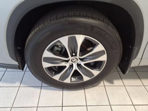 Used 2024 Toyota Highlander XLE AWD/4WD image 5