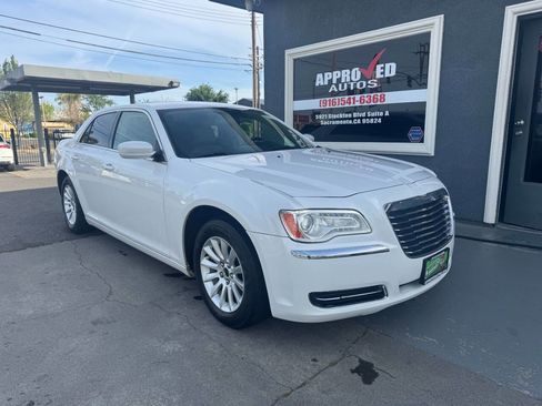 Used 2011 Chrysler 300 image 1