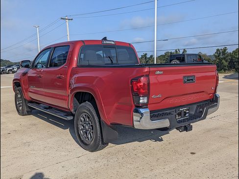 Used 2018 Toyota Tacoma SR5 AWD/4WD image 9