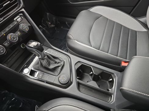 Certified 2022 Volkswagen Taos SEL w/ Panoramic Sunroof Package image 24