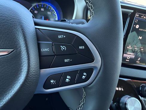 Used 2024 Chrysler Pacifica Touring-L FWD image 18