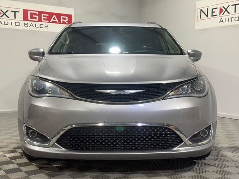 Used 2018 Chrysler Pacifica Touring-L w/ Premium Audio Group FWD image 3