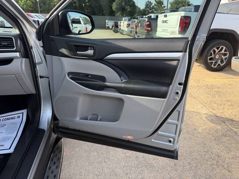 Used 2019 Toyota Highlander XLE FWD image 11