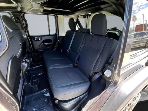 Used 2025 Jeep Wrangler Unlimited Rubicon 4xe w/ Convenience Group AWD/4WD image 19