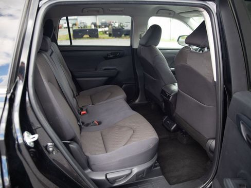 Used 2024 Toyota Highlander LE image 24