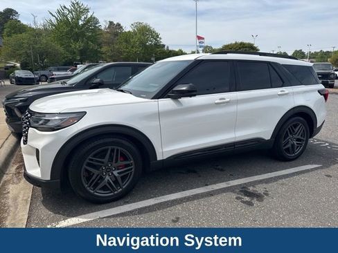 Used 2025 Ford Explorer ST image 2