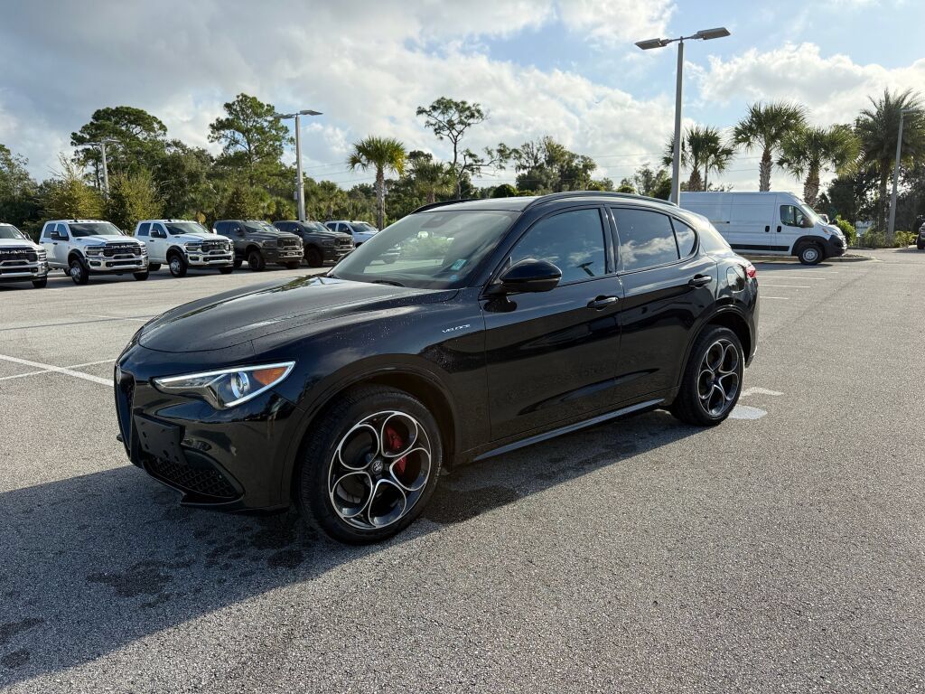 Used 2023 Alfa Romeo Stelvio Veloce AWD/4WD image 7