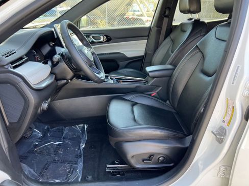 Used 2025 Jeep Compass Limited image 23