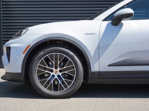 New 2026 Porsche Macan 4 Electric AWD/4WD image 13