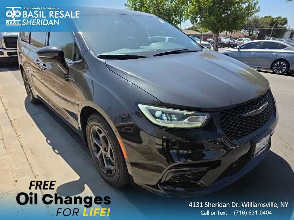 Used 2023 Chrysler Pacifica Limited w/ Uconnect Theater Family Group FWD image 1
