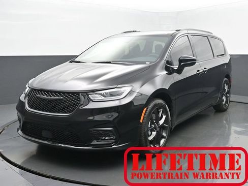 New 2025 Chrysler Pacifica Limited image 1