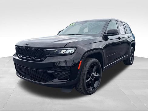 Used 2024 Jeep Grand Cherokee Altitude AWD/4WD image 2