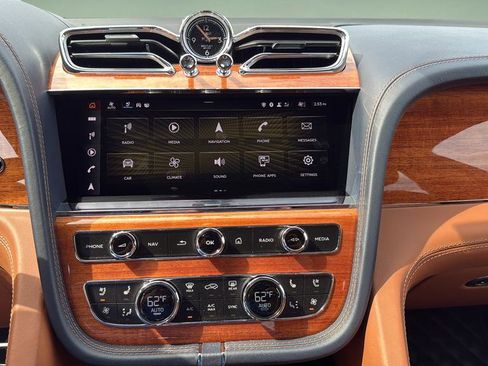 Certified 2022 Bentley Bentayga image 38