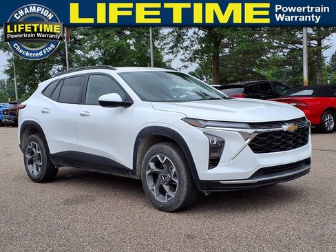 Used 2024 Chevrolet Trax LT w/ Driver Confidence Package FWD image 3