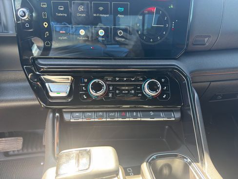 Used 2024 GMC Sierra 1500 AT4 w/ Technology Package AWD/4WD image 9