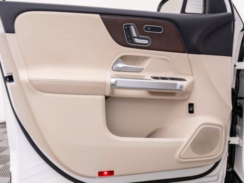Used 2021 Mercedes-Benz GLB 250 4MATIC image 13