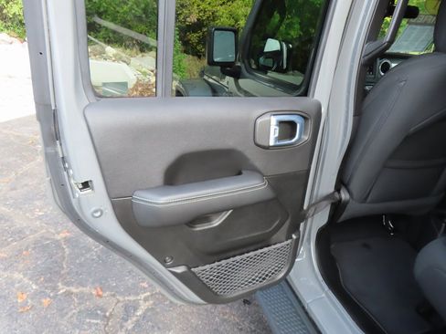 Used 2021 Jeep Wrangler Unlimited Sahara image 30