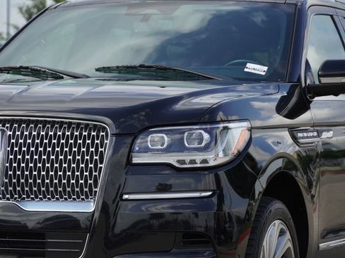 Used 2023 Lincoln Navigator Reserve AWD/4WD image 4
