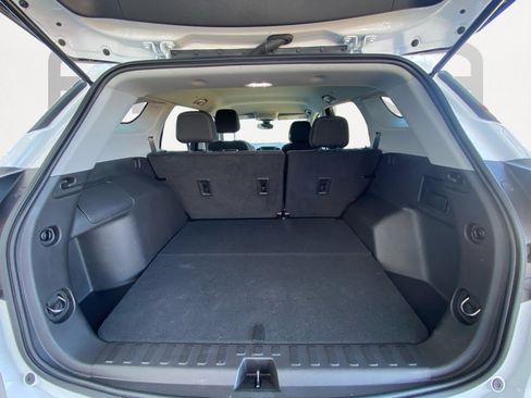 Used 2024 GMC Terrain SLE w/ Driver Convenience Package image 12