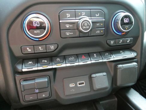 Certified 2021 Chevrolet Silverado 1500 LTZ w/ Technology Package AWD/4WD image 31