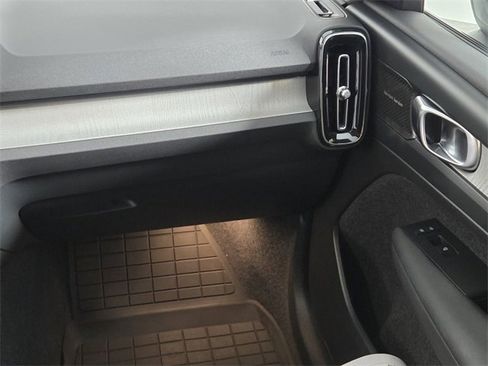 Used 2024 Volvo XC40 B5 Ultimate w/ Protection Package Premier image 16