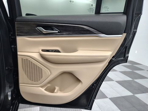 Used 2024 Jeep Grand Cherokee Limited image 29