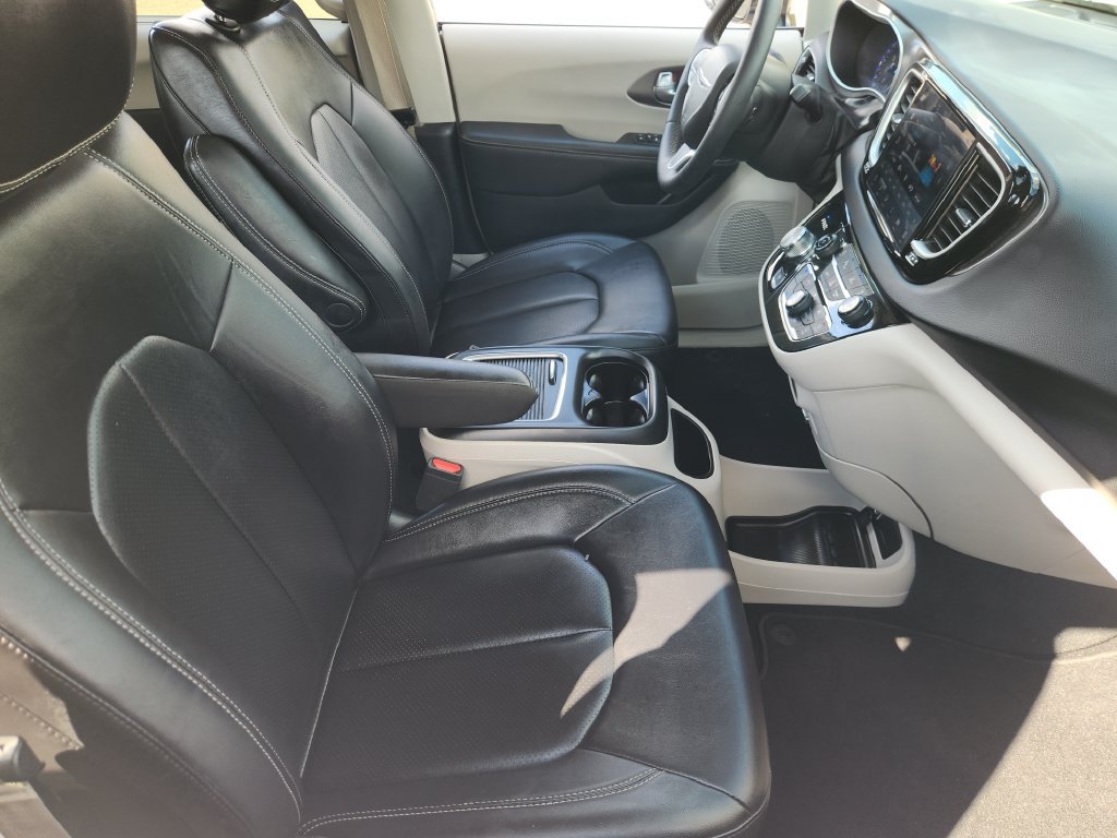 Used 2024 Chrysler Pacifica Touring-L FWD image 11