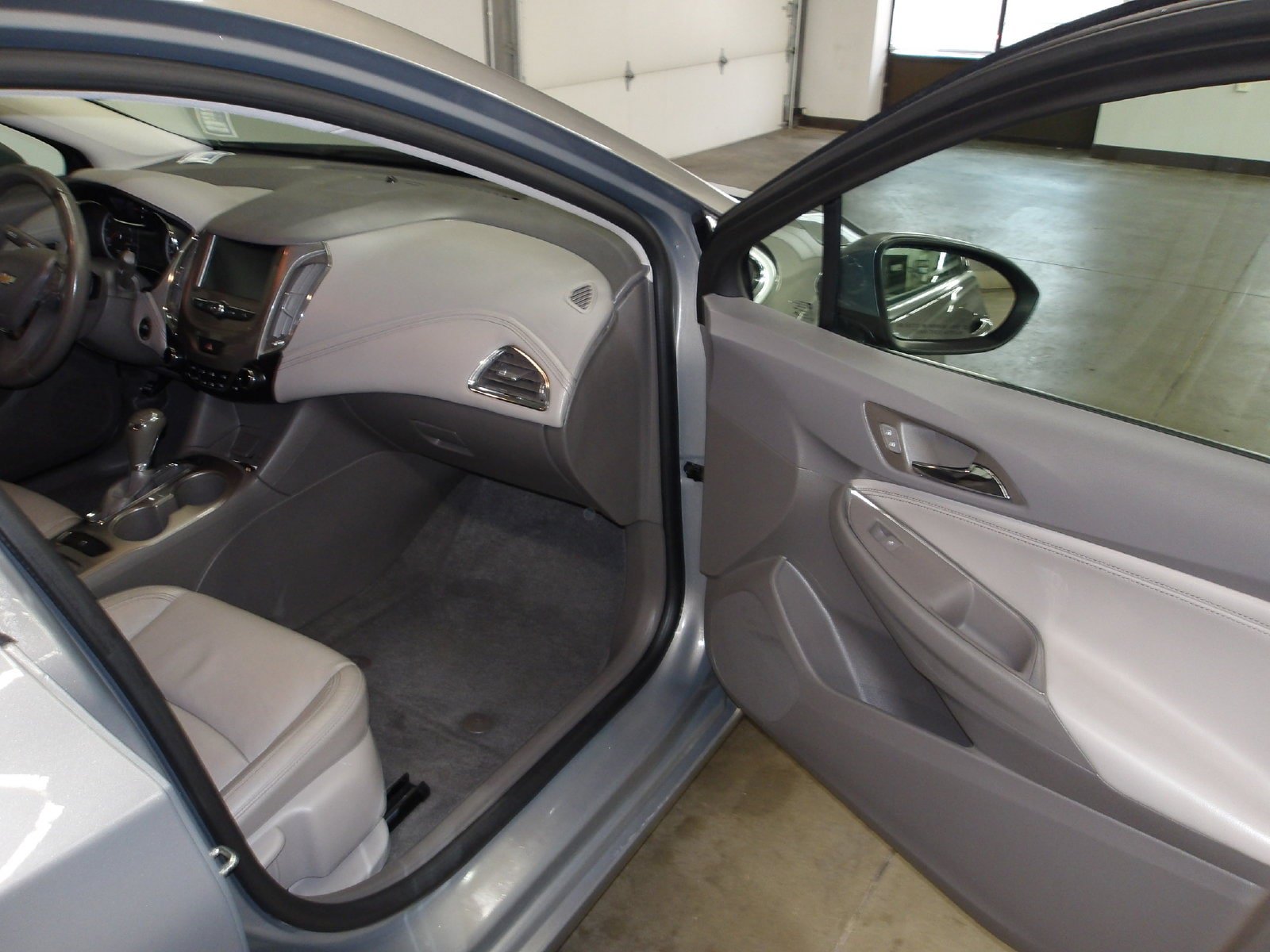 Used 2017 Chevrolet Cruze Premier w/ Premier Convenience Package FWD image 15