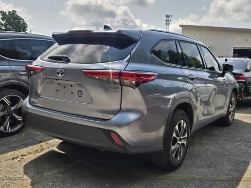 Used 2021 Toyota Highlander XLE FWD image 2