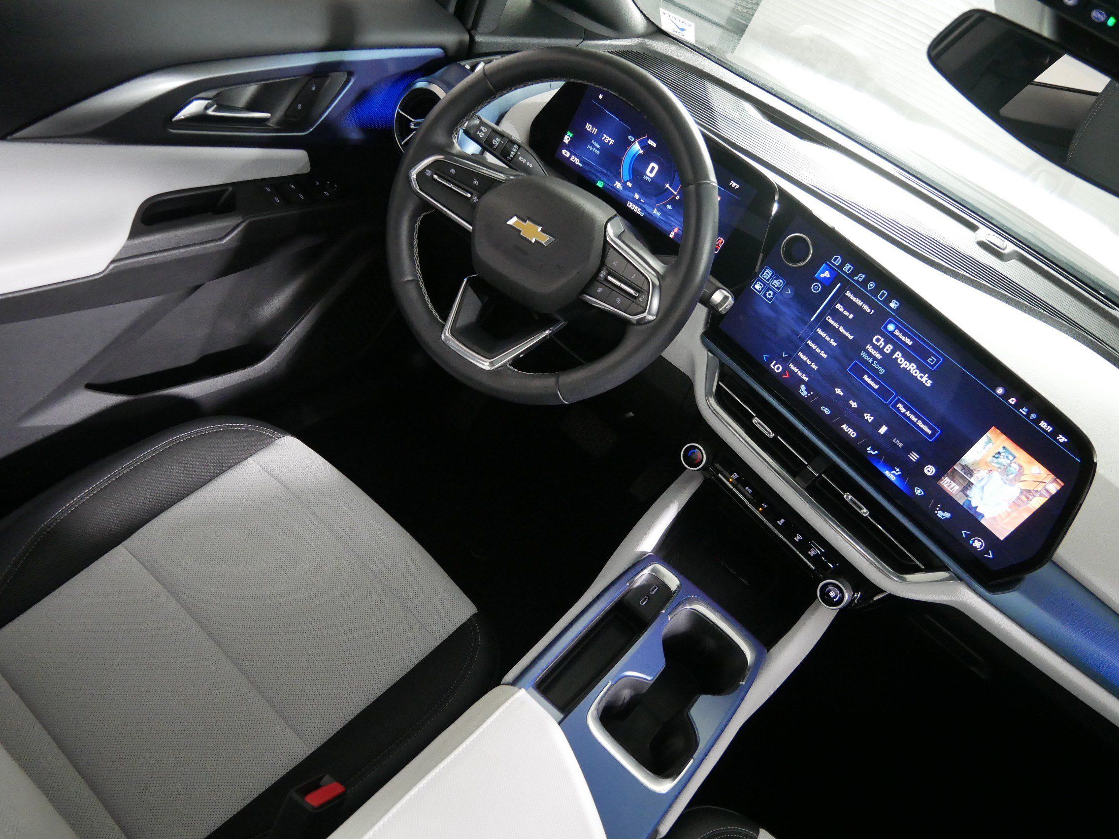 Used 2025 Chevrolet Equinox EV LT w/ Convenience Package FWD image 9