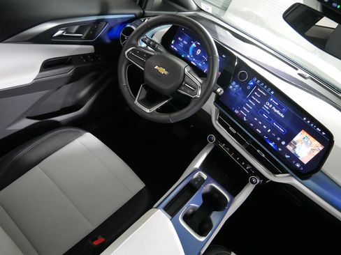 Used 2025 Chevrolet Equinox EV LT w/ Convenience Package FWD image 9
